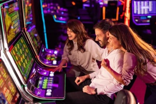 Dealer phát bài trực tiếp tại sòng casino trực tuyến 78vin